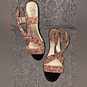 2 FOR $ 50 LIFE STRIDE Sandles Animal Print Brown & Beige Size 10M Debutante